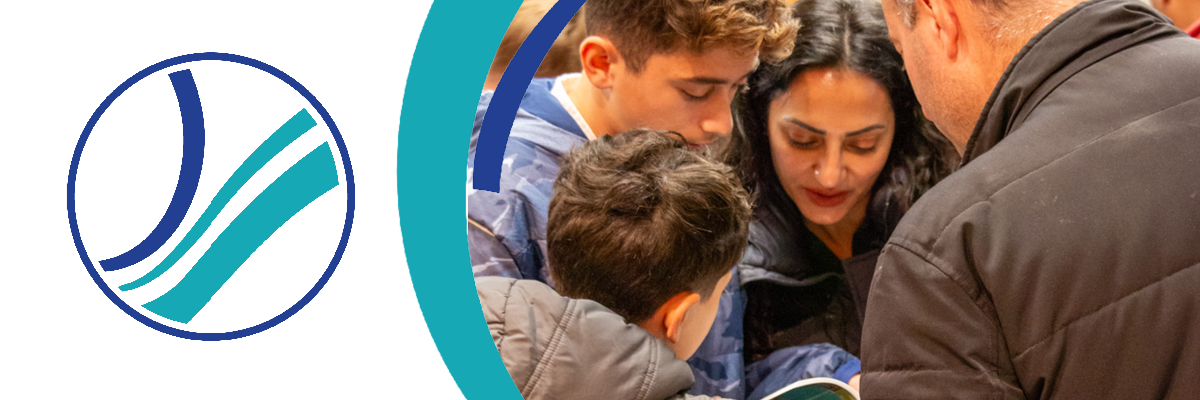 Family reading a book and OPL logo - famille lisant un livre et logo de la BPO