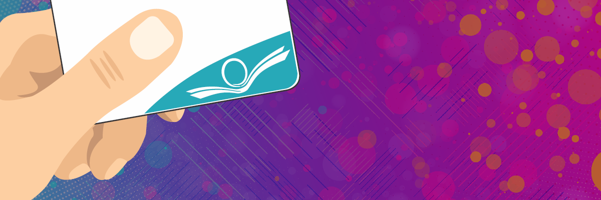 Main tenant une carte de bibliothèque sur fond violet