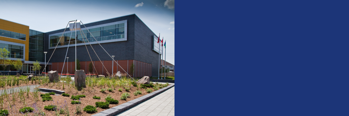 Vue de l'extérieur montrant l'entrée principale et le jardin